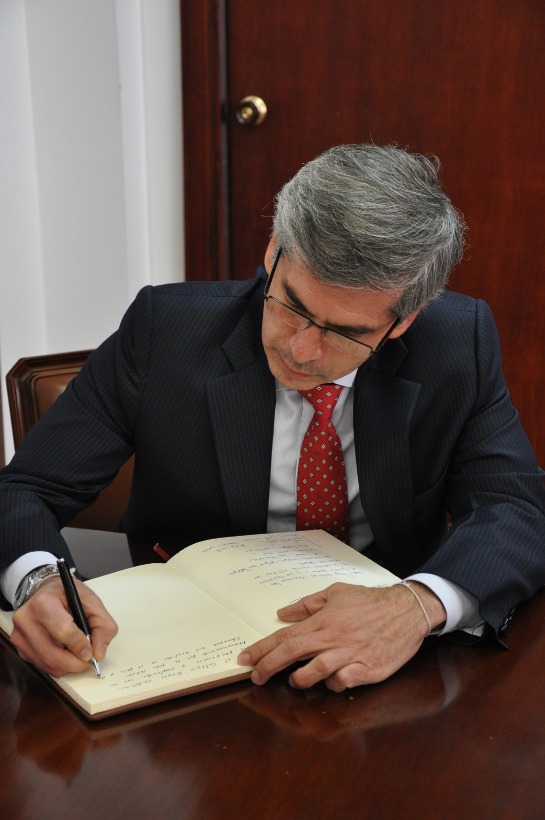 El Señor Ministro de Justicia y del Derecho, de la República de Colombia, Don Yesid Reyes  firmando en el Libro de Honor del CCEE Reyes Católicos.